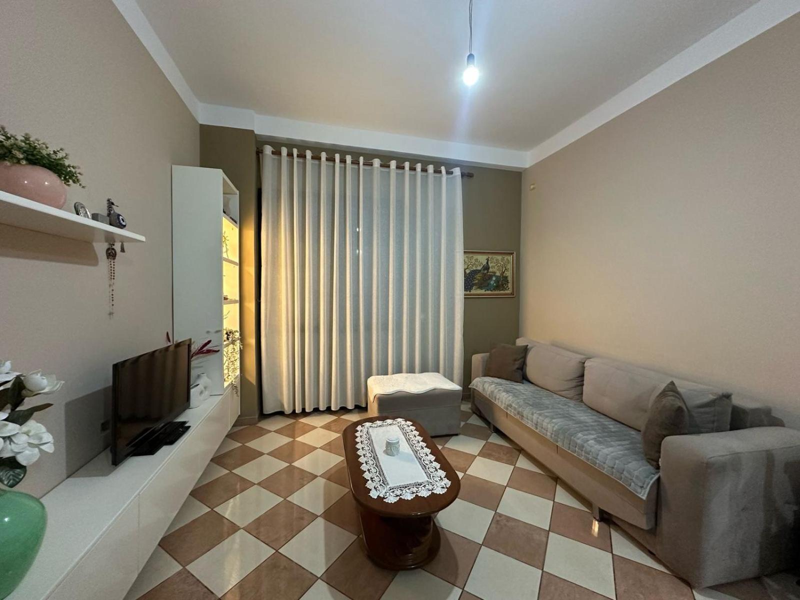 Central Apartment Apartament Wlora